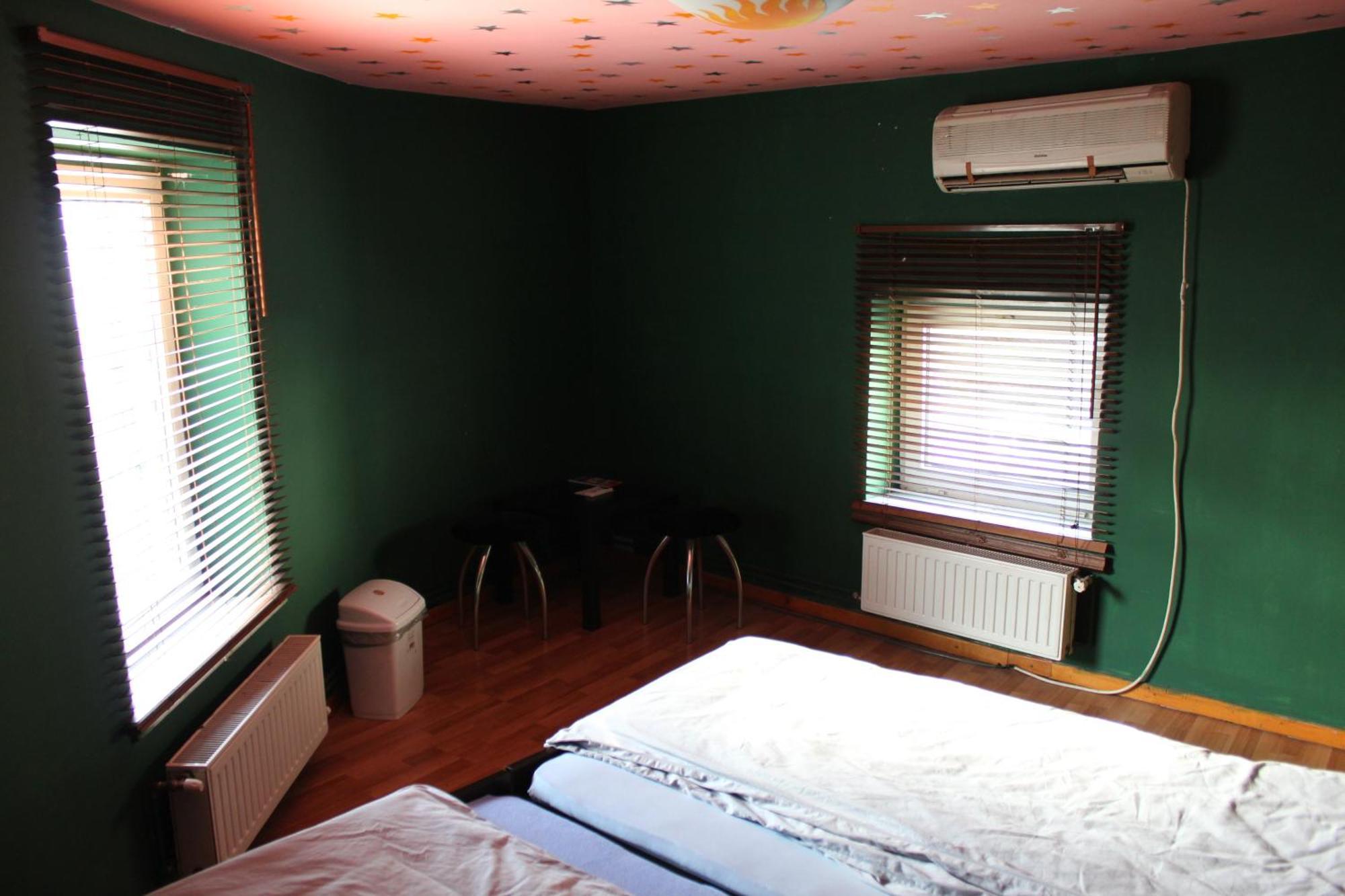 Fun House Hostel Bukares Bagian luar foto